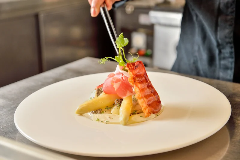 Dressage d’une assiette de poisson avec ses légumes